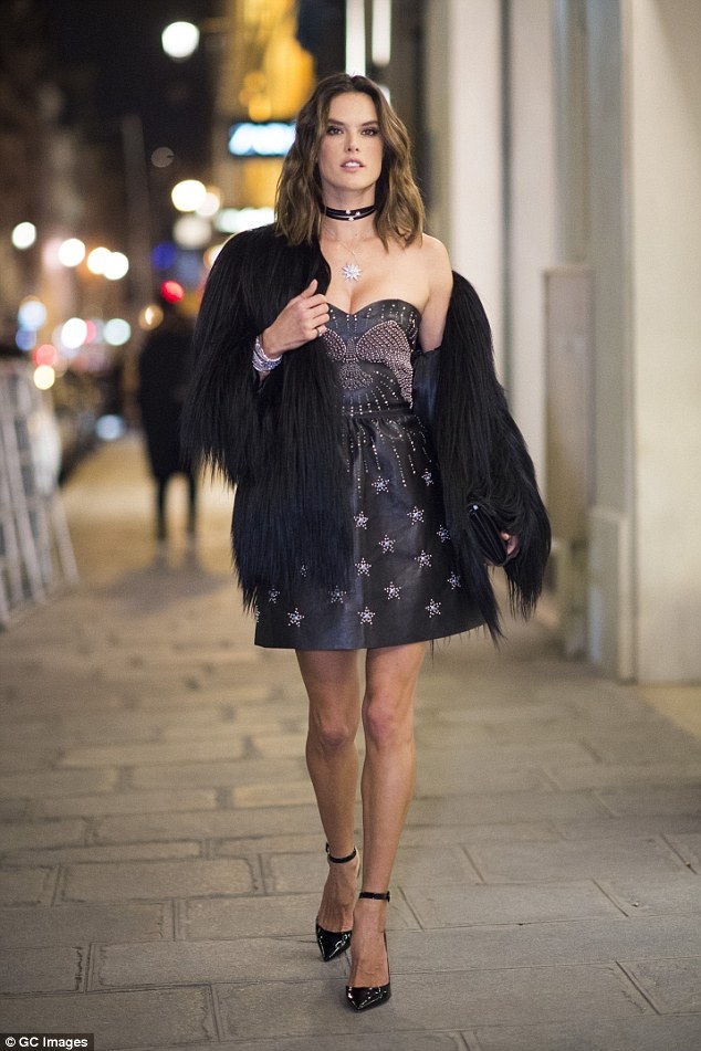 Bất ngờ với hình ảnh giản dị của siêu mẫu nội y - 8
Alessandra Ambrosio gợi cảm tham dự một bữa tiệc trong khuôn khổ tuần lễ thời trang Paris