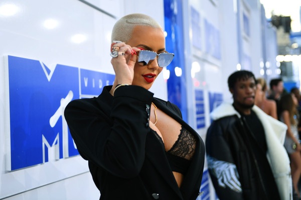 
Vũ nữ thoát y Amber Rose bốc lửa dự lễ trao giải MTV Video Music Awards
