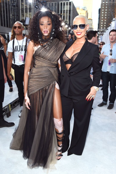 
Cô gây bất ngờ khi sánh đôi cùng người mẫu da bò sữa Chantelle Winnie
