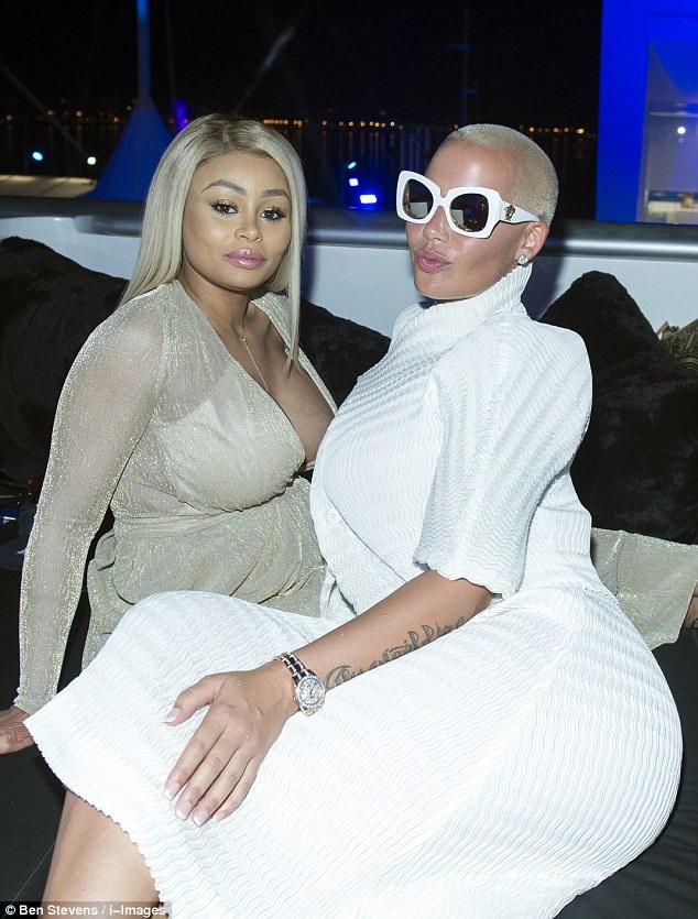 Vũ nữ thoát y diện váy hở bạo khoe "siêu vòng một" - 4
Blac Chyna tham dự bữa tiệc cùng bạn thân Amber Rose