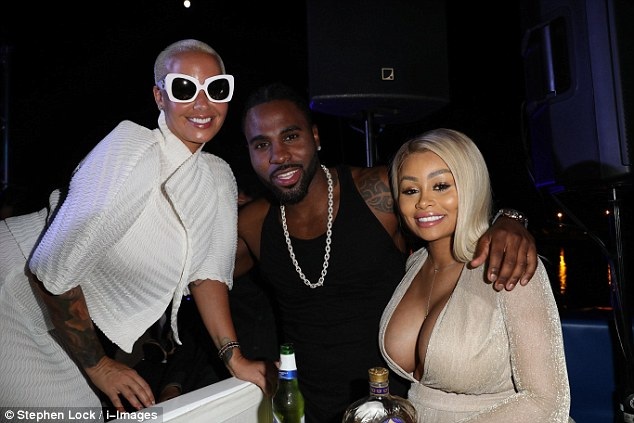 Vũ nữ thoát y diện váy hở bạo khoe "siêu vòng một" - 5
Ca sỹ Jason Derulo (giữa) biểu diễn góp vui cho sự kiện