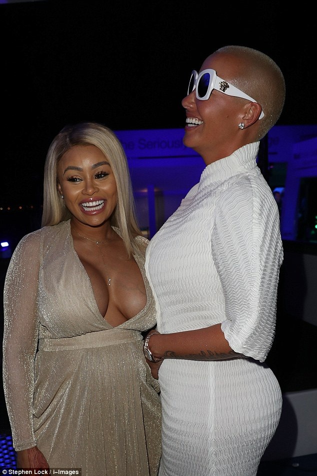 Vũ nữ thoát y diện váy hở bạo khoe "siêu vòng một" - 7
Amber Rose và Blac Chyna giờ đây rất giàu có và kiếm được hàng triệu đô la, họ không còn theo nghề vũ nữ nữa