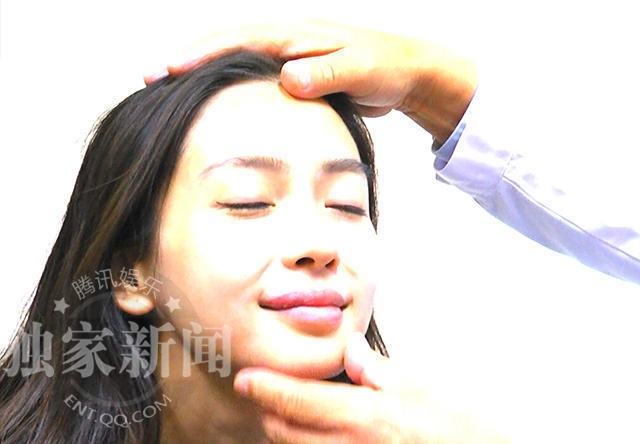 
Angelababy đã nhận được lời khen ngợi từ một số khán giả, cho rằng, cô rất dũng cảm khi dám công khai mặt mộc trước công chúng. Tuy nhiên, một số khán giả khác vẫn hoài nghi về việc người đẹp có chỉnh sửa nhan sắc khi tiếp tục tung lên mạng những hình ảnh cũ của cô.
