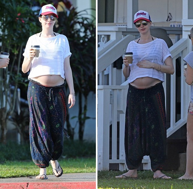 Anne Hathaway bụng “lùm lùm” vẫn diện bikini - 14
Phong cách thời trang đáng yêu của bà bầu Anne Hathaway khi cô đi dạo phố mua đồ uống.