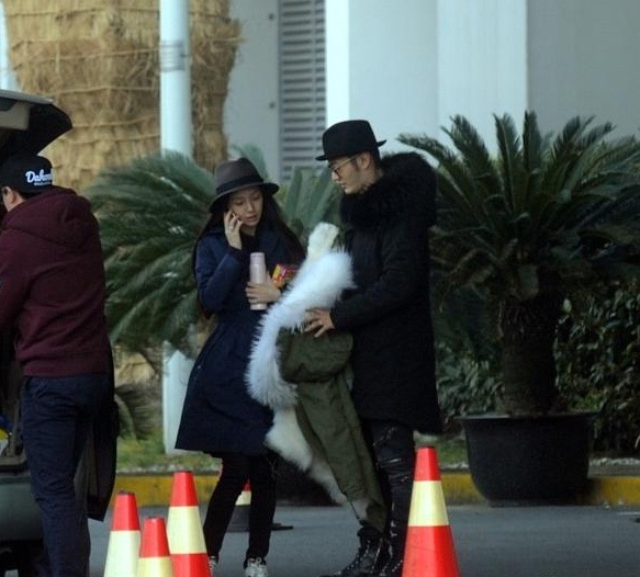 
Huỳnh Hiểu Minh đưa vợ tới trường quay làm việc. Anh tỏ ra rất ân cần và chu đáo với bà xã khi giúp cô xách bớt đồ và theo bước cô.
