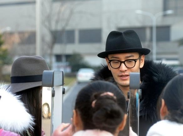 
Dù chỉ là nhân vật phụ tại sự kiện này nhưng Huỳnh Hiểu Minh vẫn được báo giới và người hâm mộ quan tâm. Rất nhiều người đã nhận ra anh và tới gần hỏi thăm, xin chữ ký.
