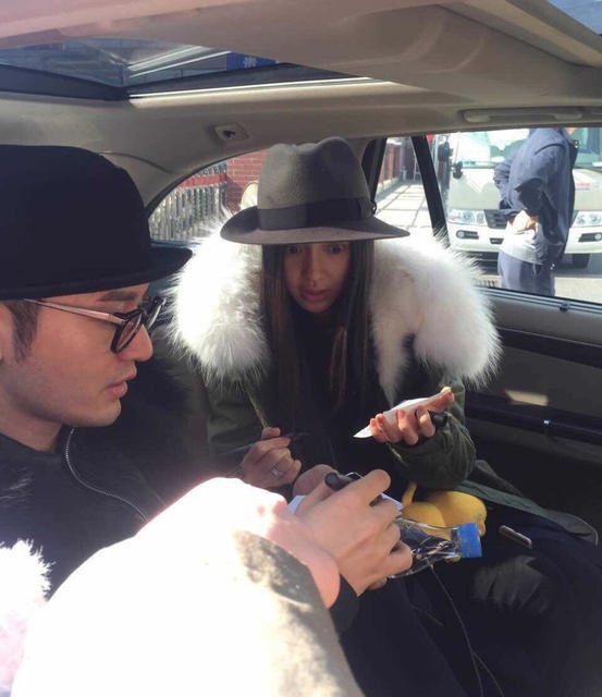 
Huỳnh Hiểu Minh đang cầm đồ giúp vợ trang điểm. Nữ diễn viên Angelababy đang tự chuẩn bị để bước vào một cảnh quay. Thiếu son phấn, ngọc nữ xinh đẹp của màn ảnh Hoa ngữ trông kém tươi tắn và cuốn hút hơn.
