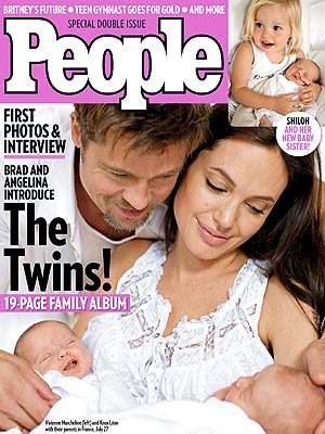 Những khoảnh khắc đáng nhớ khi Angelina Jolie - Brad Pitt bên nhau - 6
Đôi tình nhân đẹp chào đón 1 trai, 1 gái tên là Knox Léon và Vivienne Marchelinevào ngày 12/7/2008. Một lần nữa, họ bán được ảnh con với giá 14 triệu đô la Mỹ!