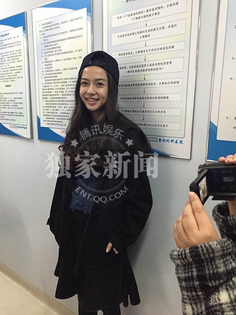 
Gương mặt không son phấn của nữ diễn viên nổi tiếng trông cũng bình thường như mọi phụ nữ khác.
