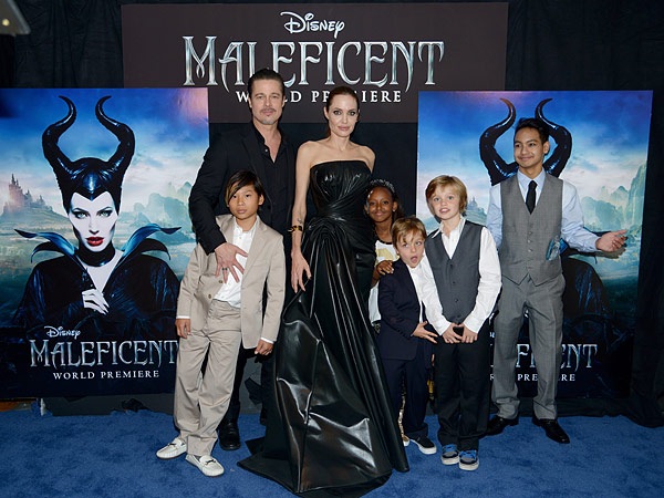 Những khoảnh khắc đáng nhớ khi Angelina Jolie - Brad Pitt bên nhau - 8
Khoảnh khắc rất đẹp của gia đình Jolie - Pitt tại buổi công chiếu bộ phim của cô - Maleficent tháng 5/2014. Trong suốt những năm gắn bó, gia đình nổi tiếng này đi khắp thế giới và luôn ở bên nhau