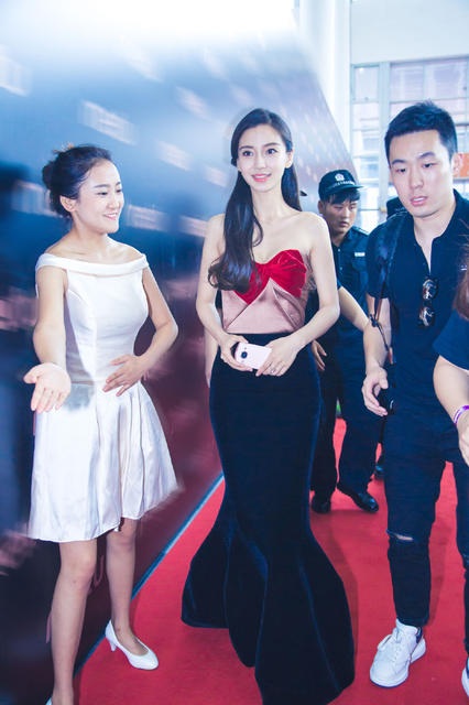 Thời trang sân bay rất "chất" của Angelababy - 11 
Ngày 14/6, người đẹp biến hình, thay đổi phong cách bụi bặm, tự do đời thường để biến thành một quý cô thanh lịch và quyến rũ. Lịch làm việc căng thẳng và di chuyển liên tục khiến Angelababy ngày càng gầy gò. Tuy nhiên, bạn bè cho hay, cô và Huỳnh Hiểu Minh đang lên kế hoạch có em bé trong năm nay. Cặp đôi kết hôn vào năm ngoái.