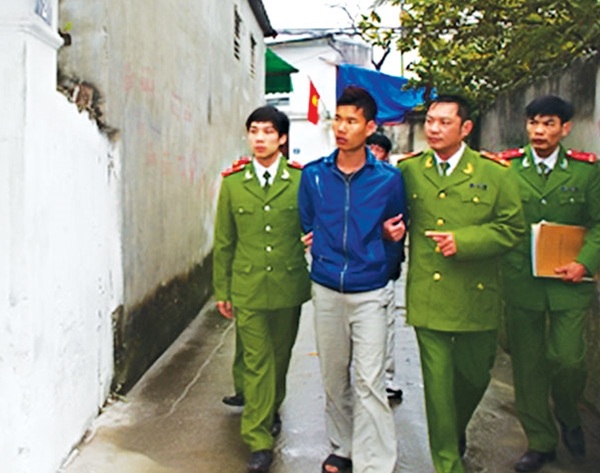 Chuyến “săn hàng Tết” khó quên của lính hình sự - 1
Lực lượng CSHS dẫn giải đối tượng Bàn Phúc Trung.