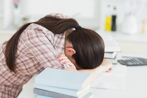 Nóng thi vào 10, phụ huynh chật vật chọn trường - 1 Nhiều học sinh mệt mỏi, đuối sức khi liên tục phải đi học thêm để thi vào trường chuyên lớp chọn.