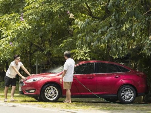 MC Công Tố: mỗi ngày đều là ngày của Cha - 1 Là con út trong gia đình, được bố mẹ cưng chiều nhưng Công Tố chưa bao giờ tỏ ra mình là “cậu ấm”. Anh thường xuyên bắt đầu một ngày bằng những hoạt động gia đình cùng bố. Khi thì chạy bộ, khi lại cùng bố rửa chiếc “xế cưng” của gia đình. Anh cho biết đây cũng là thời gian để hai bố con cùng lao động, cùng cười nói, và là hoạt động yêu thích trong ngày của hai bố con.