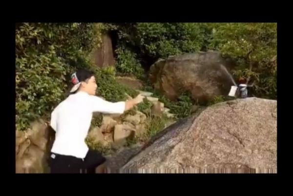 Cao thủ phi bài rách cả lon bia - 1 
Võ sư phi bài điêu luyện.