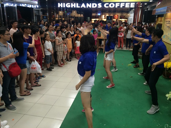 Giới trẻ Sài thành vui chơi “tung trời” dịp cuối tuần - 10 Giới trẻ Sài thành vui chơi “tung trời” dịp cuối tuần - 10
