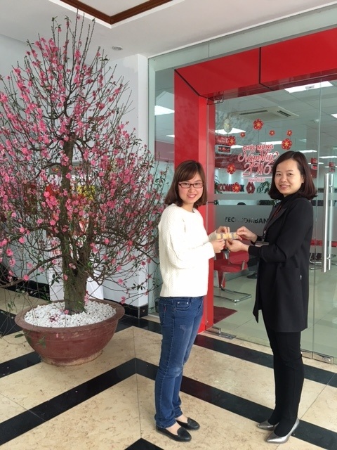 Nhiều khách hàng may mắn đã nhận lộc vàng đầu năm từ Techcombank - 2