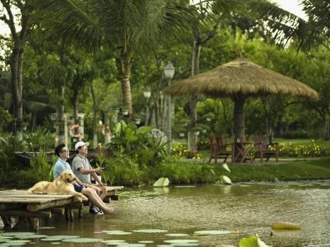 MC Công Tố: mỗi ngày đều là ngày của Cha - 2
Là người có ảnh hưởng nhiều nhất tới chàng MC trẻ, Bố vừa là người Thầy, nhưng nhiều khi lại như một người Bạn, cùng anh chia sẻ nhiều điều trong cuộc sống, ngay cả sở thích thể thao cũng vậy. Bị “lây” từ bố, Công Tố giờ rất thích câu cá. Với anh, đây không chỉ là một môn thể thao giải trí, mà còn cho anh cảm giác tĩnh tâm, thảnh thơi để cùng chuyện trò hay đơn giản chỉ là dành thời gian cho người thân yêu nhất của mình.