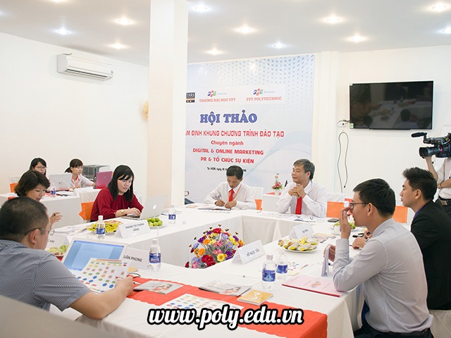 Tư vấn hướng nghiệp: Marketing & Truyền thông thời đại số - Xu hướng và cơ hội - 5 Chương trình đào tạo chuyên ngành TMĐT – Digital & Online Marketing và QHCC – PR & Tổ chức sự kiện của Cao đẳng thực hành FPT Polytechnic được tham khảo khung chương trình từ các trường đào tạo uy tín của thế giới cũng như được thẩm định bởi các chuyên gia, doanh nghiệp uy tín trong ngành vào giữa tháng 4/2016 vừa qua.
