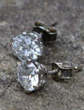 Đôi hoa tai kim cương tìm thấy trong ghế