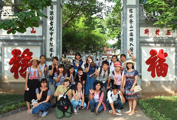 Buổi giao lưu với các sinh viên ĐH Osaka City (Nhật Bản) tại Hà Nội.