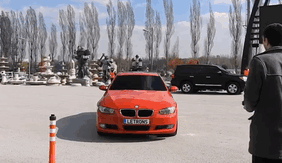 Kỹ sư "hóa phép" ô tô thành người máy biến hình đích thực - 1
Hình ảnh chiếc xe BMW biến thành robot.
