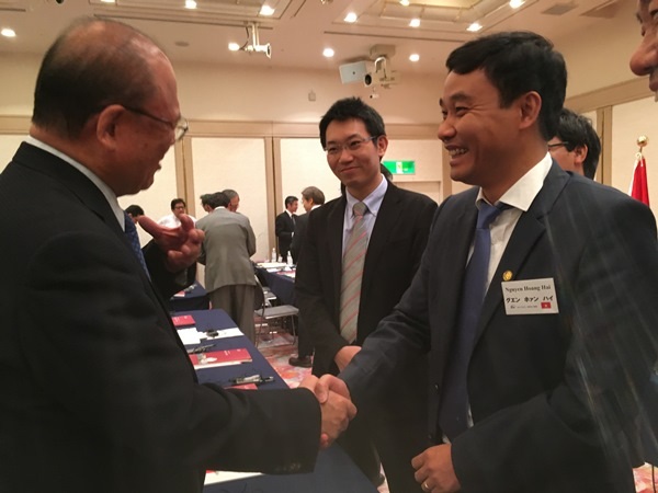 Kỳ vọng của doanh nghiệp Nhật Bản trong phát triển nguồn nhân lực chất lượng cao tại Việt Nam - 5
Phó Giám đốc Đại học Quốc gia Hà Nội Ông Nguyễn Hoàng Hải và đoàn công tác ĐHQGHN và Đại học Việt Nhật gặp gỡ Ông Takebe Tsutomu – Cố vấn đặc biệt Liên minh hữu nghị nghị sĩ Nhật – Việt, các khách mời và doanh nghiệp Nhật Bản tham dự hội thảo.