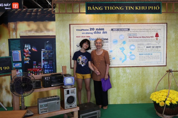 Giới trẻ Sài thành vui chơi “tung trời” dịp cuối tuần - 5
Giới trẻ hào hứng tạo dáng với bối cảnh không gian xưa những năm 90