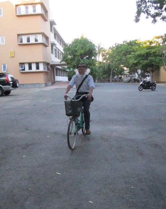 
Nghe thấy ở đâu bắt được loài cá lạ là ông đạp xe đến.
