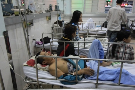 
Các nạn nhân được đưa vào cấp cứu tại cơ sở y tế - Ảnh: Thu Hằng
