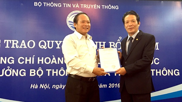 
Bộ trưởng Bộ TT&TT Trương Minh Tuấn trao quyết định bổ nhiệm chức vụ Thứ trưởng Bộ TT&TT cho ông Hoàng Vĩnh Bảo (bên phải).
