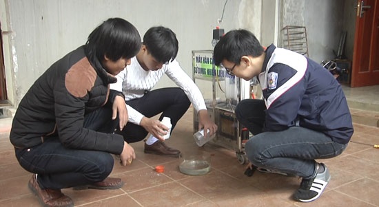 Học sinh chế tạo máy hàn cắt kim loại bằng nhiên liệu nước - 1
Học sinh Ngô Đức Thắng và Phạm Thành Trung với sự hướng dẫn của thầy giáo đang tổ chức thực nghiệm