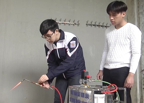 Học sinh chế tạo máy hàn cắt kim loại bằng nhiên liệu nước - 2 Học sinh chế tạo máy hàn cắt kim loại bằng nhiên liệu nước - 2
