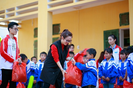 Theo chân biên đạo múa Lê Minh Thùy trong chuyến thiện nguyện đầu năm - 1 Theo chân biên đạo múa Lê Minh Thùy trong chuyến thiện nguyện đầu năm - 1