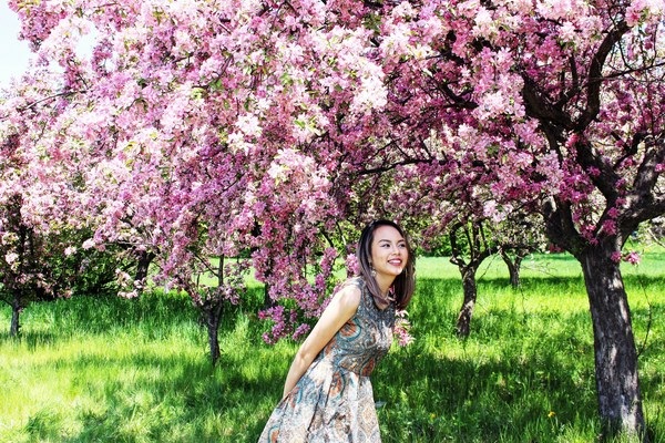 
 Sắc đào thắm tô điểm thêm cho vẻ đẹp người thiếu nữ.
