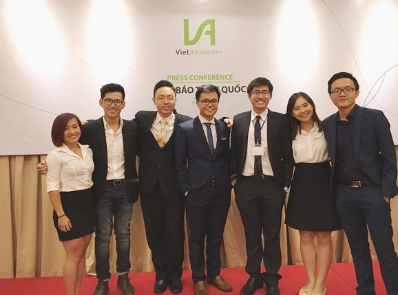 Giấc mơ thắp lửa của chàng “thuyền trưởng” 9X - 2
Huy và các bạn trong BTC Họp báo toàn quốc VietAbroader 2016.