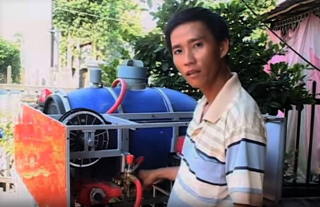 Sáng chế của “hai lúa” được vinh danh trong Sách vàng Sáng tạo Việt Nam - 3
Chàng hai lúa Trần Thanh Tuấn bên cạnh chiếc máy phun thuốc bảo vệ thực vật điều khiển từ xa