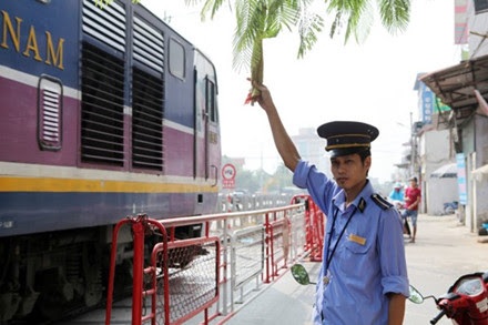 Hà Nội: Công nhân gác chắn cứu đoàn tàu chở 200 người thoát tai nạn thảm khốc - 1 
Anh Tùng đã giúp đoàn tàu tránh được tai nạn thảm khốc. (Ảnh: Lao động)