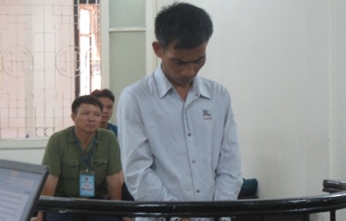 Mạo danh cán bộ Công an để lừa đảo - 1
Bị cáo Bùi Công Hùng tại phiên tòa