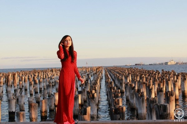 Ngắm thiếu nữ Việt khắp năm châu gợi cảm trong tà áo dài - 13
Ở bến tàu Princes, thành phố Melbourne.