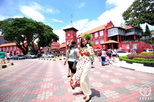
Áo Dài trên phố cổ Malacca, Malaysia. Cô gái trong ảnh nói rằng: “Đây là một trải nghiệm thú vị của mình khi mặc áo dài đi giữa phố cổ ở một đất nước xa lạ. Có những người ngoái nhìn theo và nói Việt Nam, Việt Nam..., có những người lại xin được chụp hình chung, và có những người mỉm cười thật tươi với mình dù không quen biết...”.
