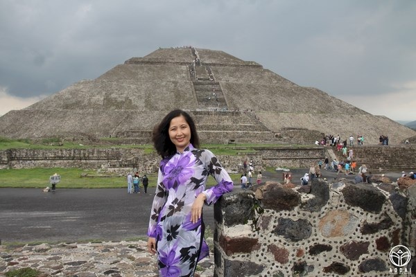 
Người phụ nữ Việt đặt chân tới Mexico tâm sự: “Tự hào vì đã mang tà áo dài Việt Nam đến tận nơi đây! Chút mềm mại Á châu đã làm các bạn Mỹ La Tinh mỉm cười đầy ngưỡng mộ!”.
