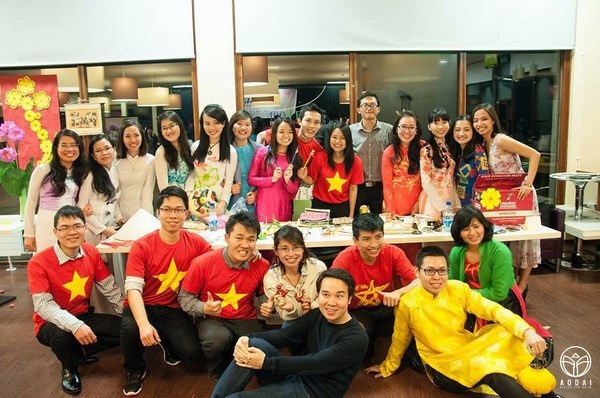 Ngắm thiếu nữ Việt khắp năm châu gợi cảm trong tà áo dài - 19
Du học sinh viên Việt Nam mặc áo dài trong đêm hội văn hóa Việt Nam 2015 ở Dublin, Ireland (Ái Nhĩ Lan).