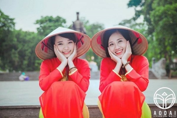 Ngắm thiếu nữ Việt khắp năm châu gợi cảm trong tà áo dài - 2
Thiếu nữ Hà thành mặc áo dài đỏ sao vàng trong những dịp trọng đại của dân tộc.