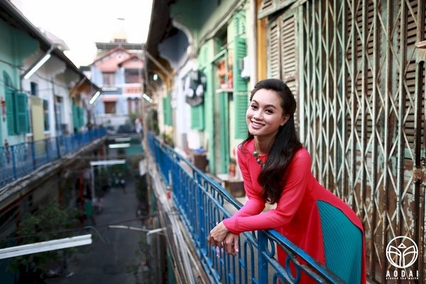 
“Những góc cũ là một nét đẹp của thành phố nơi tôi đang sống. Chút hoài niệm với tà áo dài làm những góc phố ấy như bừng sáng”.
