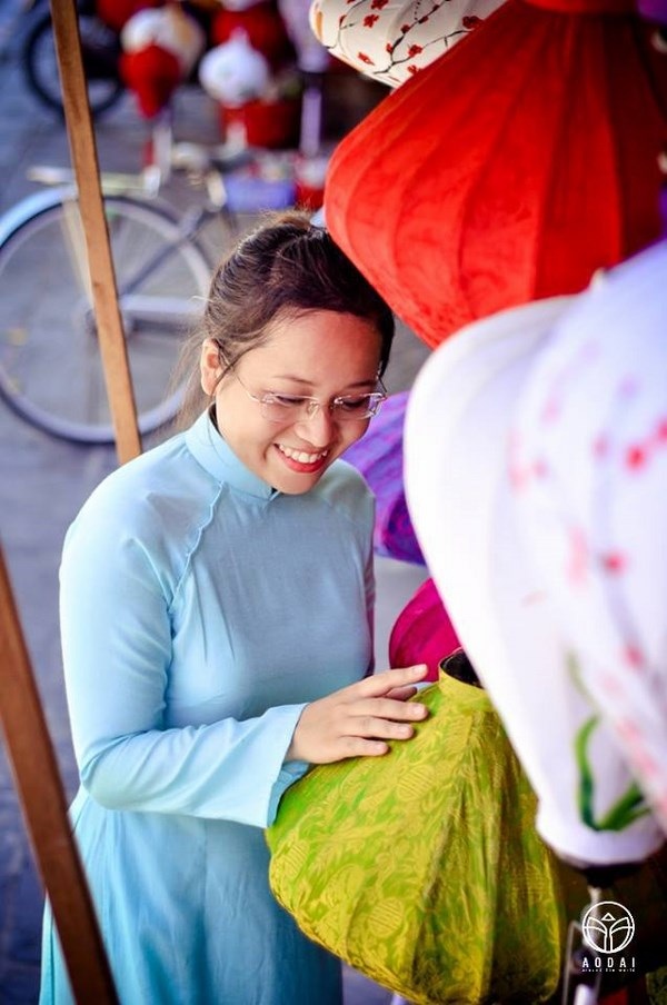 Ngắm thiếu nữ Việt khắp năm châu gợi cảm trong tà áo dài - 5
Hương là một cô gái nhỏ sống ở Đà Nẵng. Áo dài với Hương là những ngày đội mưa - đạp xe đến trường. Những ngày mưa thì cực một chút... nhưng lòng vẫn ngập tràn niềm vui.