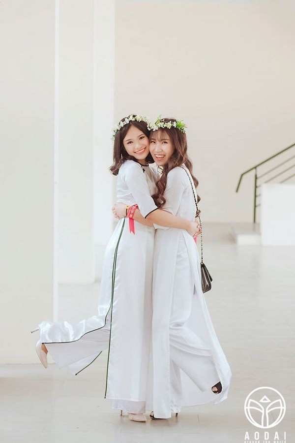 Ngắm thiếu nữ Việt khắp năm châu gợi cảm trong tà áo dài - 6
Các thiếu nữ rạng ngời trong áo dài trắng tinh khôi ghi lại khoảnh khắc đẹp nhất tuổi học trò.