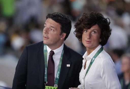Lễ khai mạc Olympic 2016: Rực rỡ sắc màu, ánh sáng - 59
Thủ tướng Italia Matteo Renzi và vợ Agnese Landini đến dự lễ khai mạc thế vận hội mùa hè 2016