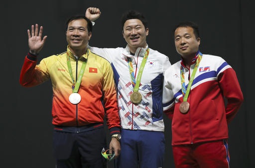 Hoàng Xuân Vinh giành HCB nội dung 50m súng ngắn hơi Olympic 2016 - 1
Hoàng Xuân Vinh (trái) nhận HCB Olympic nội dung 50m súng ngắn bắn chậm.