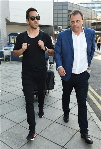 9 sai lầm của Joe Hart khiến Pep Guardiola mất lòng tin - 1
Claudio Bravo (trái) rời sân bay Manchester. Đang có tin Man City phải trả tới 17 triệu bảng cho Barcelona để đối lấy thủ thành này